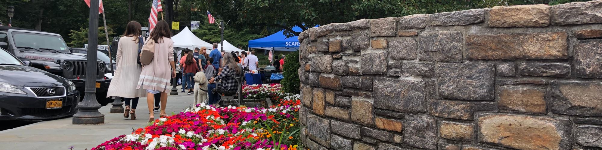 Banner - walk with flower bed.2906